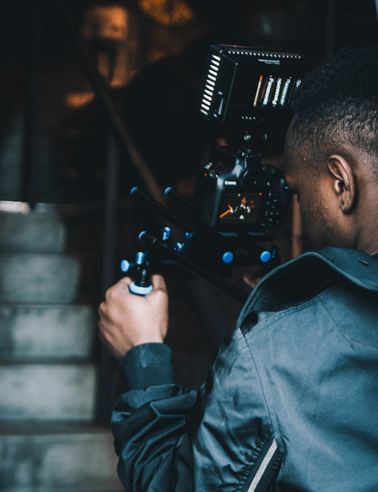 Cadreur avec une caméra cinéma sur l'épaule