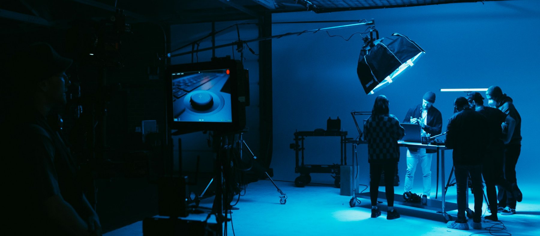 L'équipe sur un plateau de tournage en studio