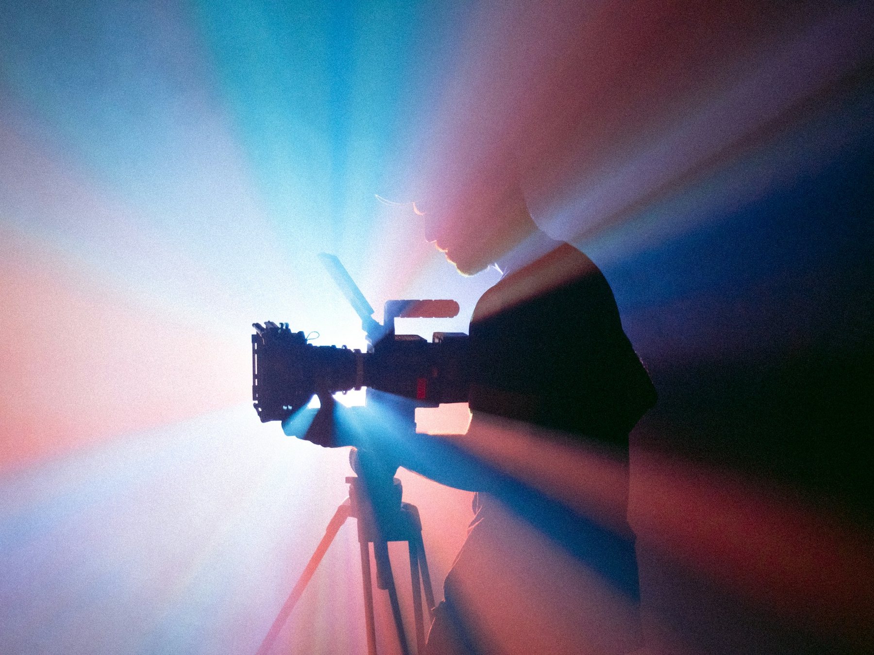 Caméra cinéma en contre-jour sur un tournage publicitaire