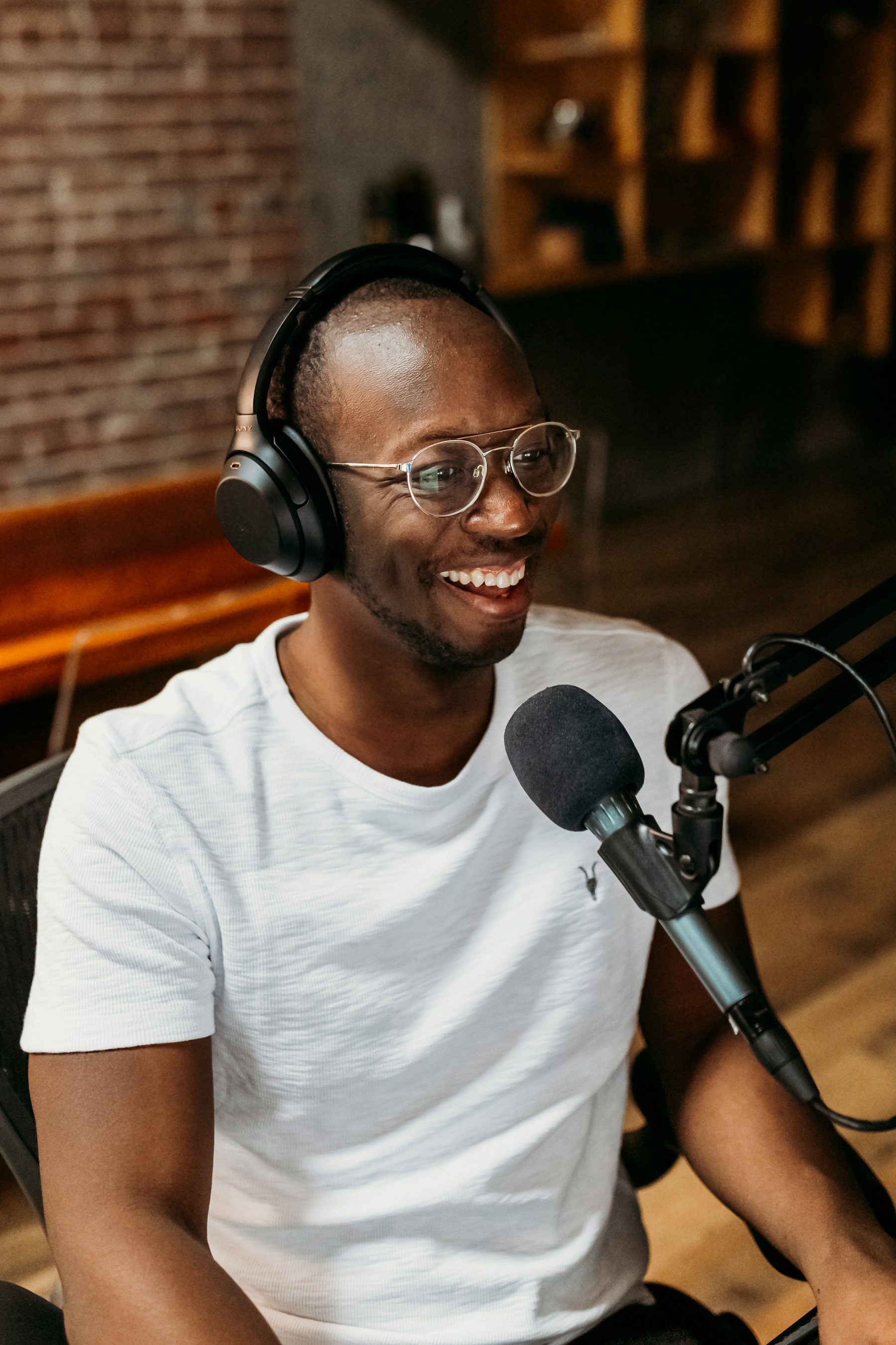 Animateur enregistrant un podcast en studio