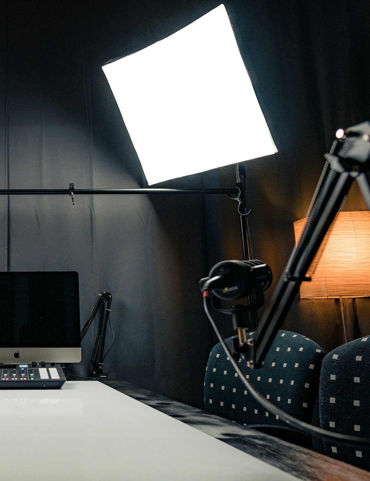 Studio podcast équipé : micros, éclairages et table d'enregistrement