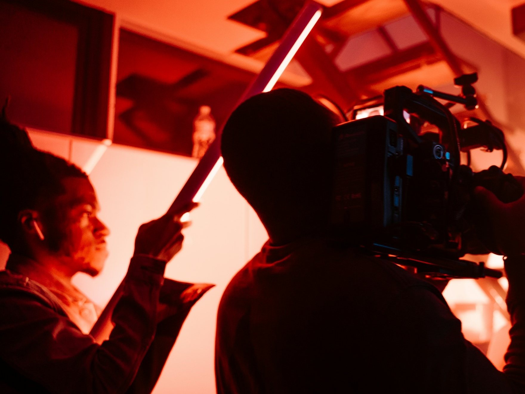Cadreur et perchman en plein tournage sous les projecteurs